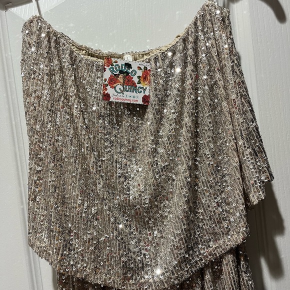 Sparkle Gold glitter romper! Med 8/10. Boutique Brand. - Picture 3 of 4